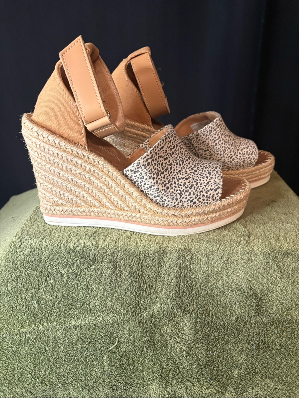 TOMS wedges - Picture 2 of 4
